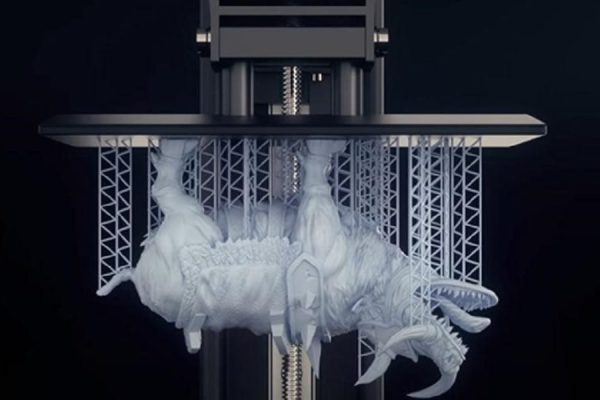 پرینتر رزینی در حال چاپ سه بعدی با فناوری UV